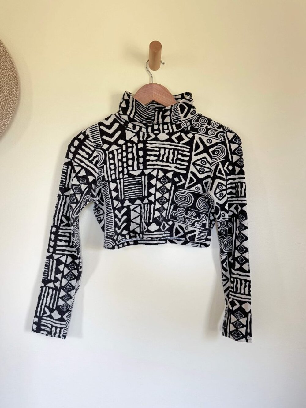 VTG Milkyway Women's Black White Pattern Mock Neck Long Sleeve Crop Top Midriff